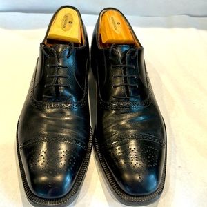 Mens Ferragamo, black, cap toed, oxfords, size 10D.